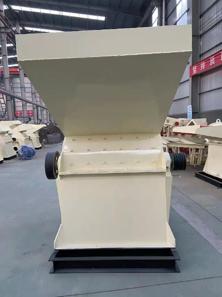 高鴻機械發（fā）往甘肅的大馬力樹枝粉碎機現場